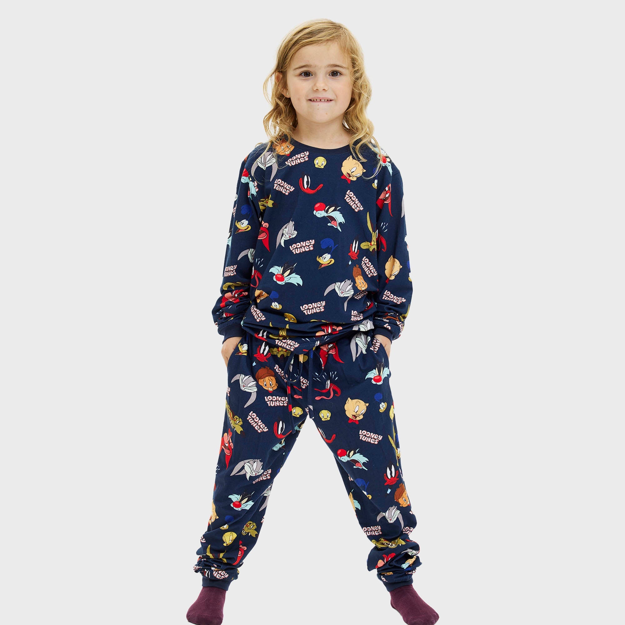 Dunkelblauer Looney Tunes Weihnachtspyjama für Kinder mit bunten Weihnachtsmotiven und weihnachtspullover Stil.